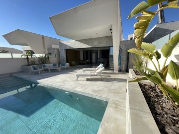 Luxueuze Villa met 4 slaapkamers - AT HOME Real Estate